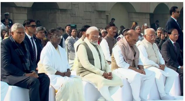 'राष्ट्रपति मुर्मू, पीएम मोदी ने महात्मा गांधी को श्रद्धांजलि देने में राष्ट्र का नेतृत्व किया | '